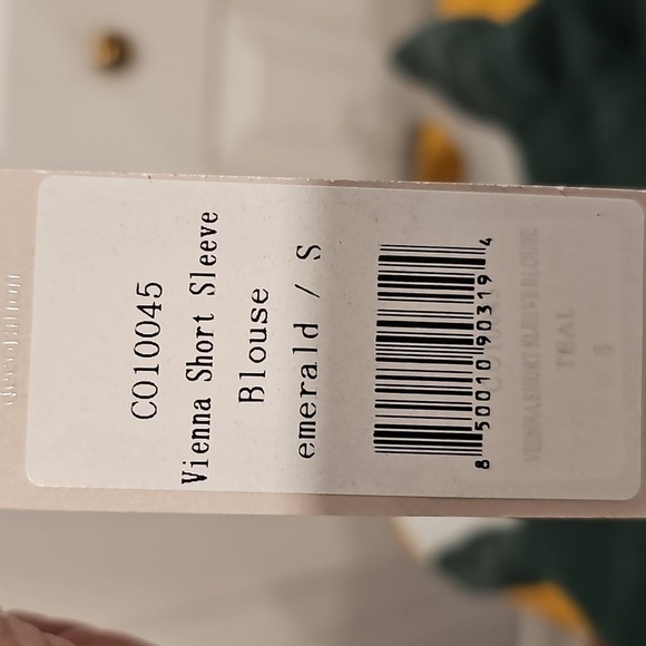 Anthropologie Chloe Oliver Emerald Satin Flutter Sleeve Blouse Sz Sm NWT - Picture 3 of 5